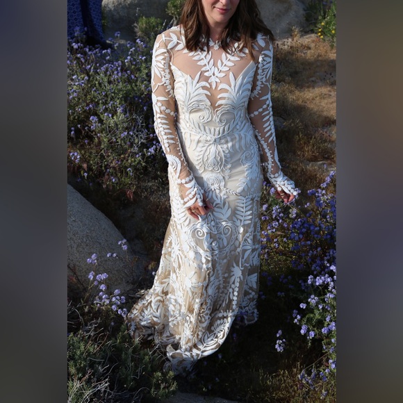 Elegant Cream Lace Wedding Dress - Picture 2 of 16